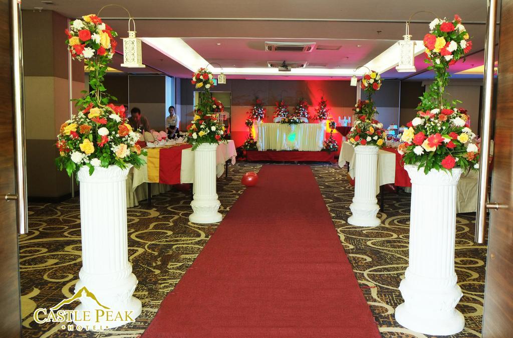 Castle Peak Hotel Cebu Exterior photo